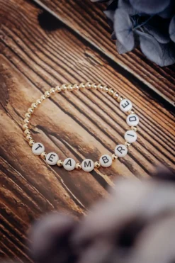 Armband mit goldfarbenen Perlen "Team Bride"
