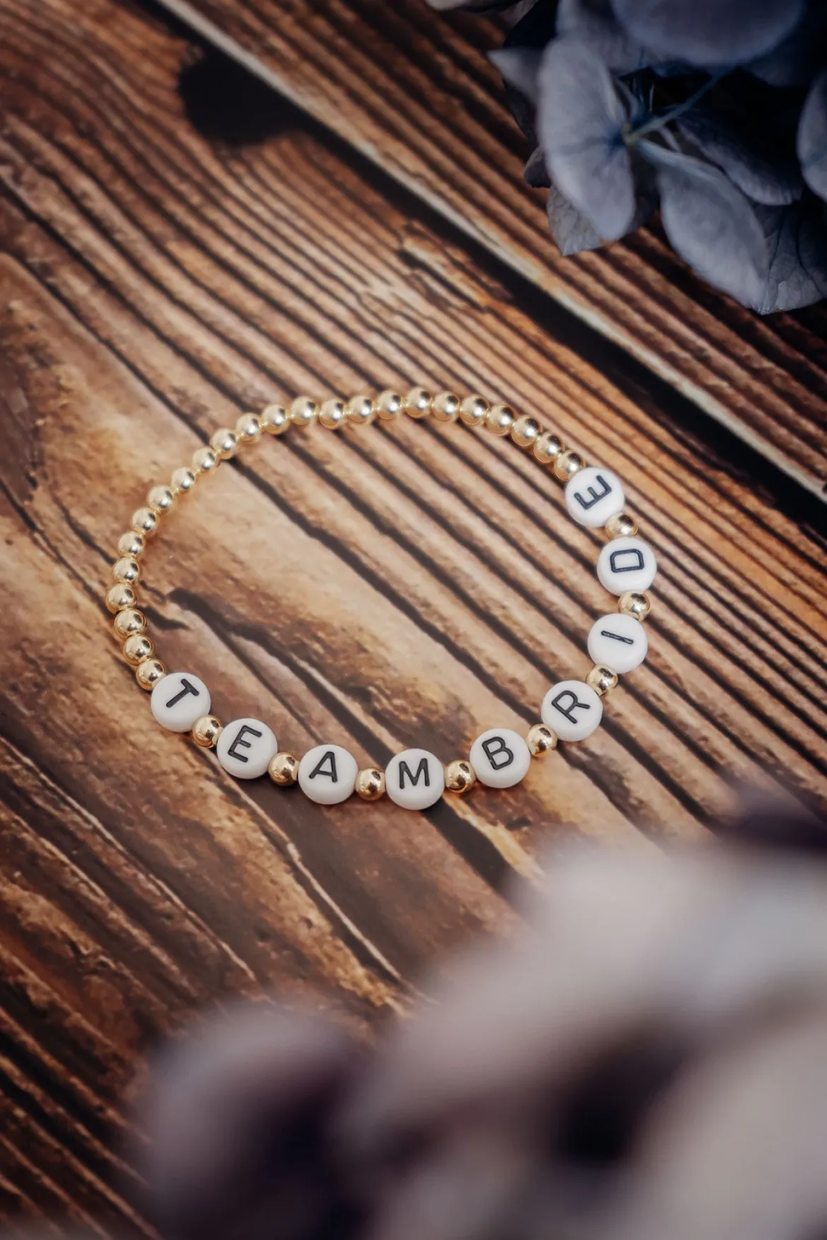 Armband mit goldfarbenen Perlen "Team Bride"