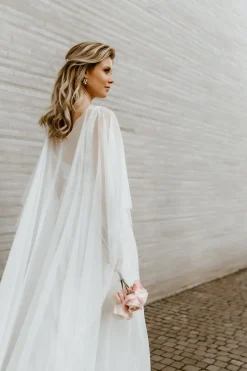 Braut Cape aus Softtüll mit Schleppe – Niamh noni