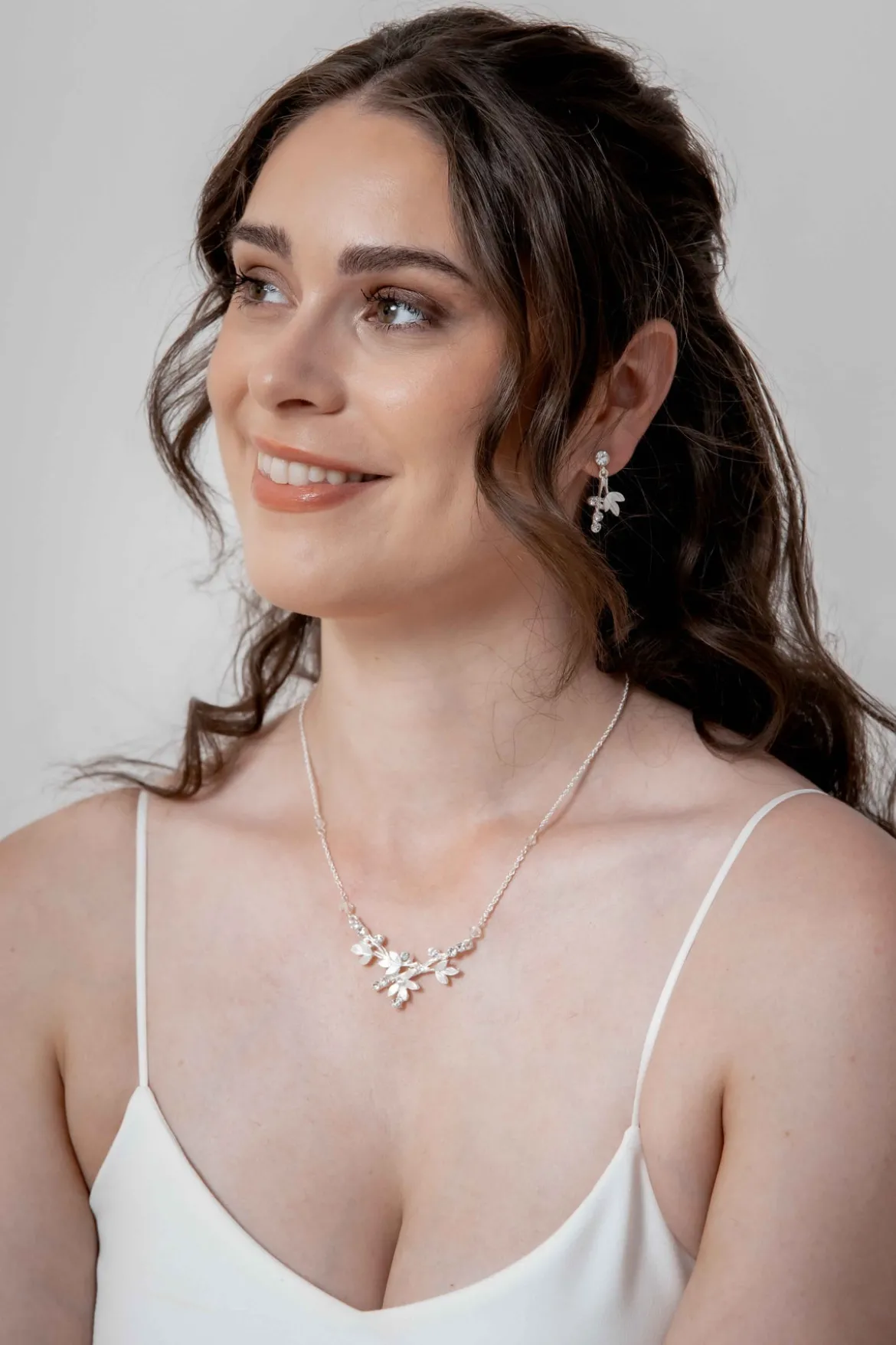 Braut Halskette mit Blätter- und Strass-Details