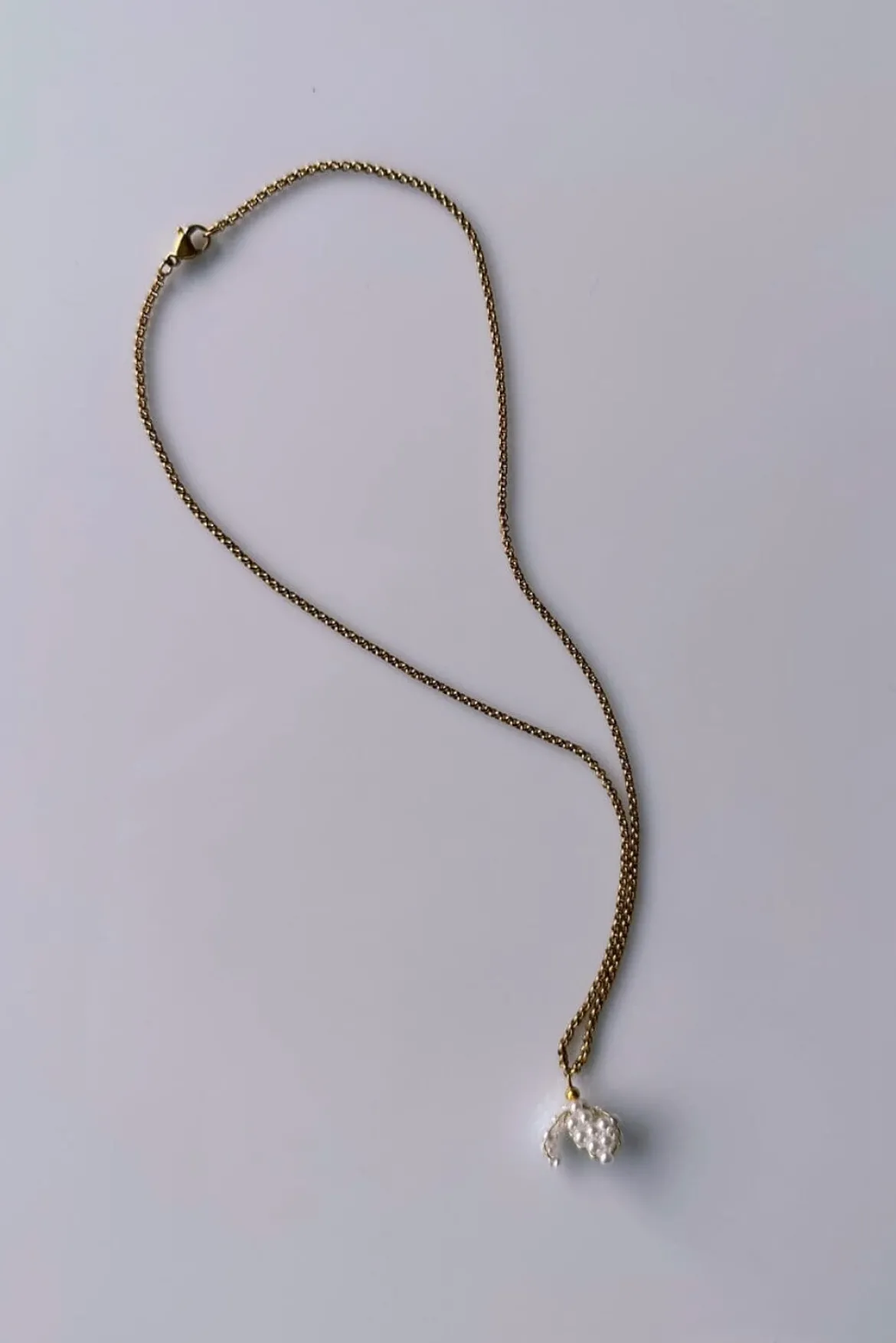 Goldfarbene Halskette mit kleinem Perlenanhänger – Pearl Bell