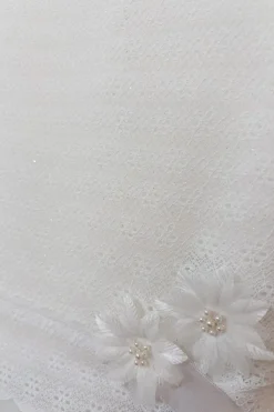 Kommunionkleid mit Glitzer und Blütenverzierung