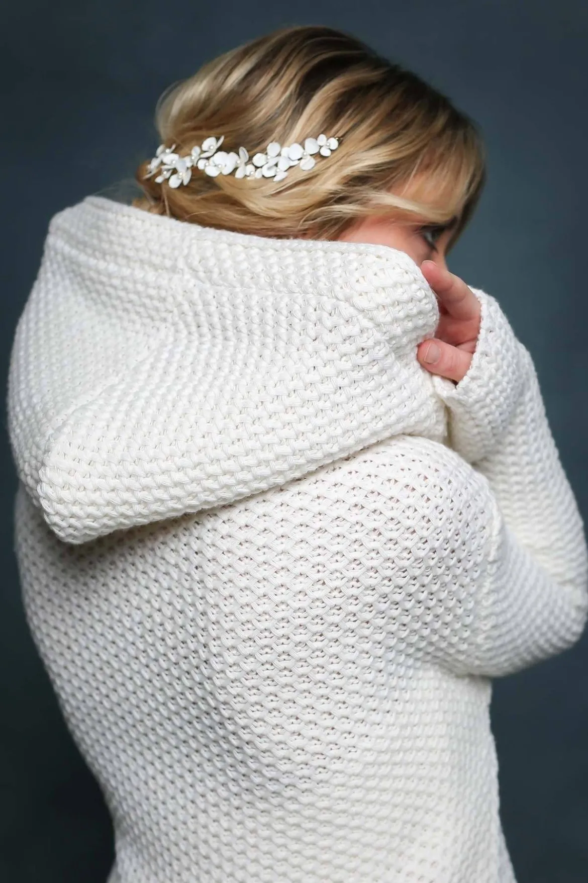 Leichter Brautmantel aus Strick mit Kapuze in Ivory
