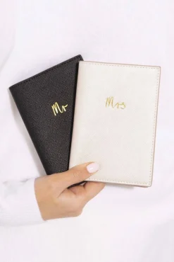 Schwarze Reisepasshülle für den Bräutigam – Katie Loxton