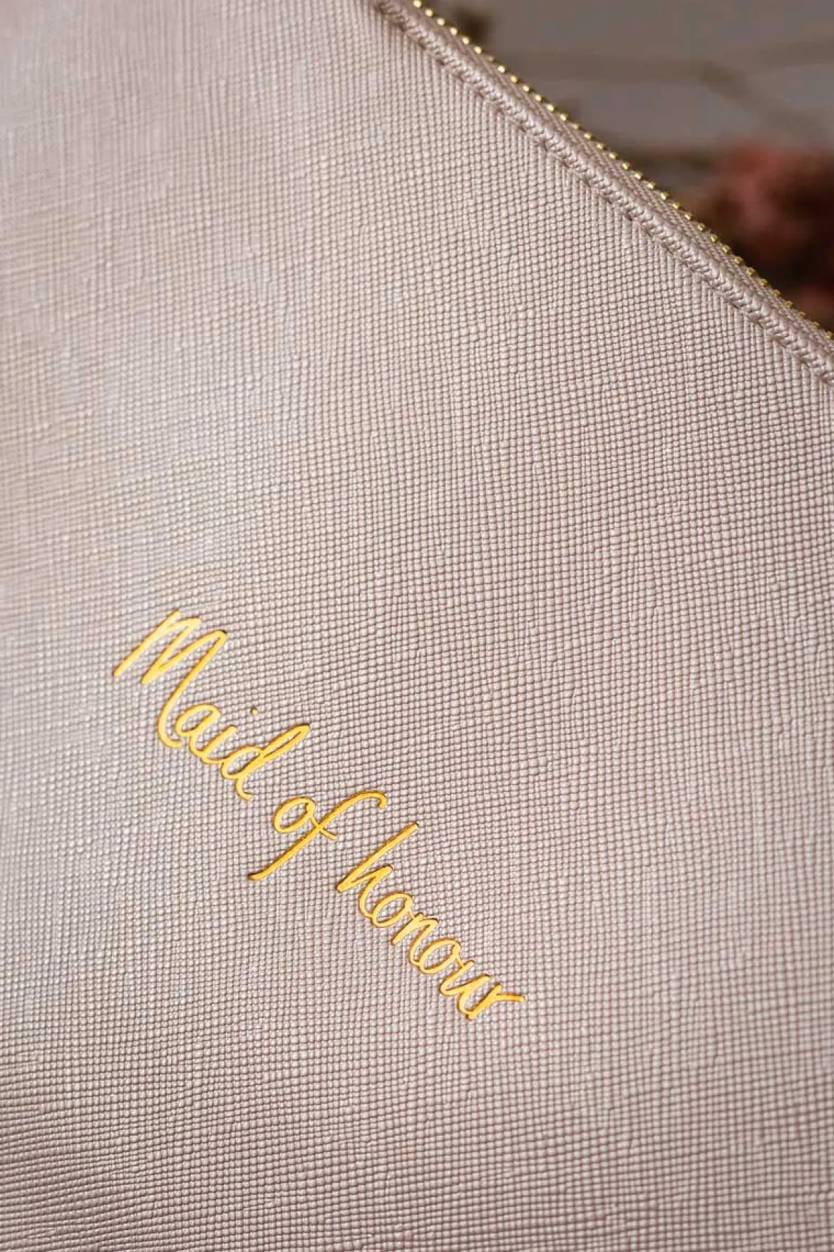 Vegane Clutch mit goldenem Schriftzug "Maid of honour" – Katie Loxton
