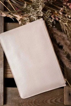 Vegane Clutch mit goldenem Schriftzug